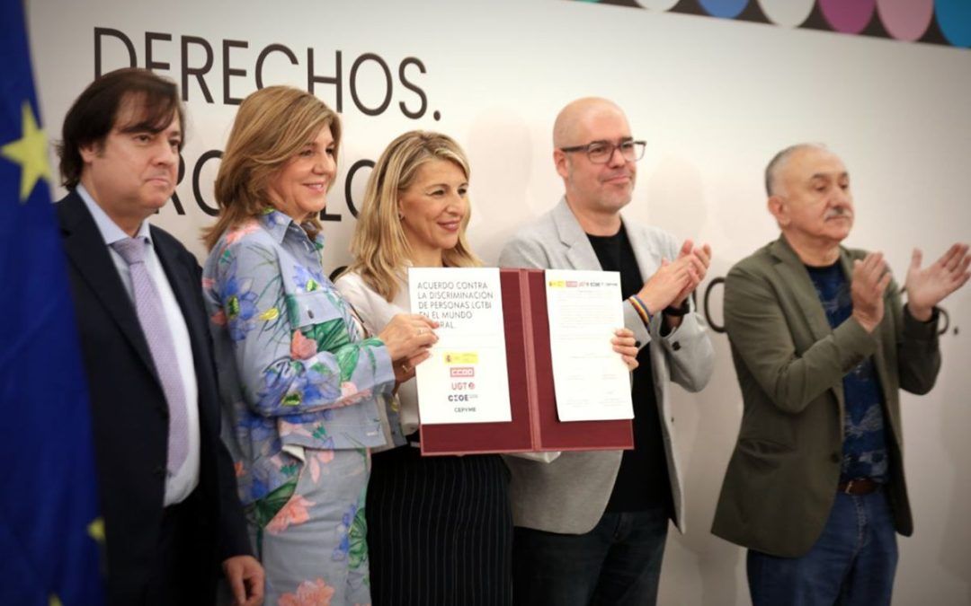Yolanda Díaz y agentes sociales firman el acuerdo para la igualdad y no discriminación de las personas LGTBI en el ámbito laboral